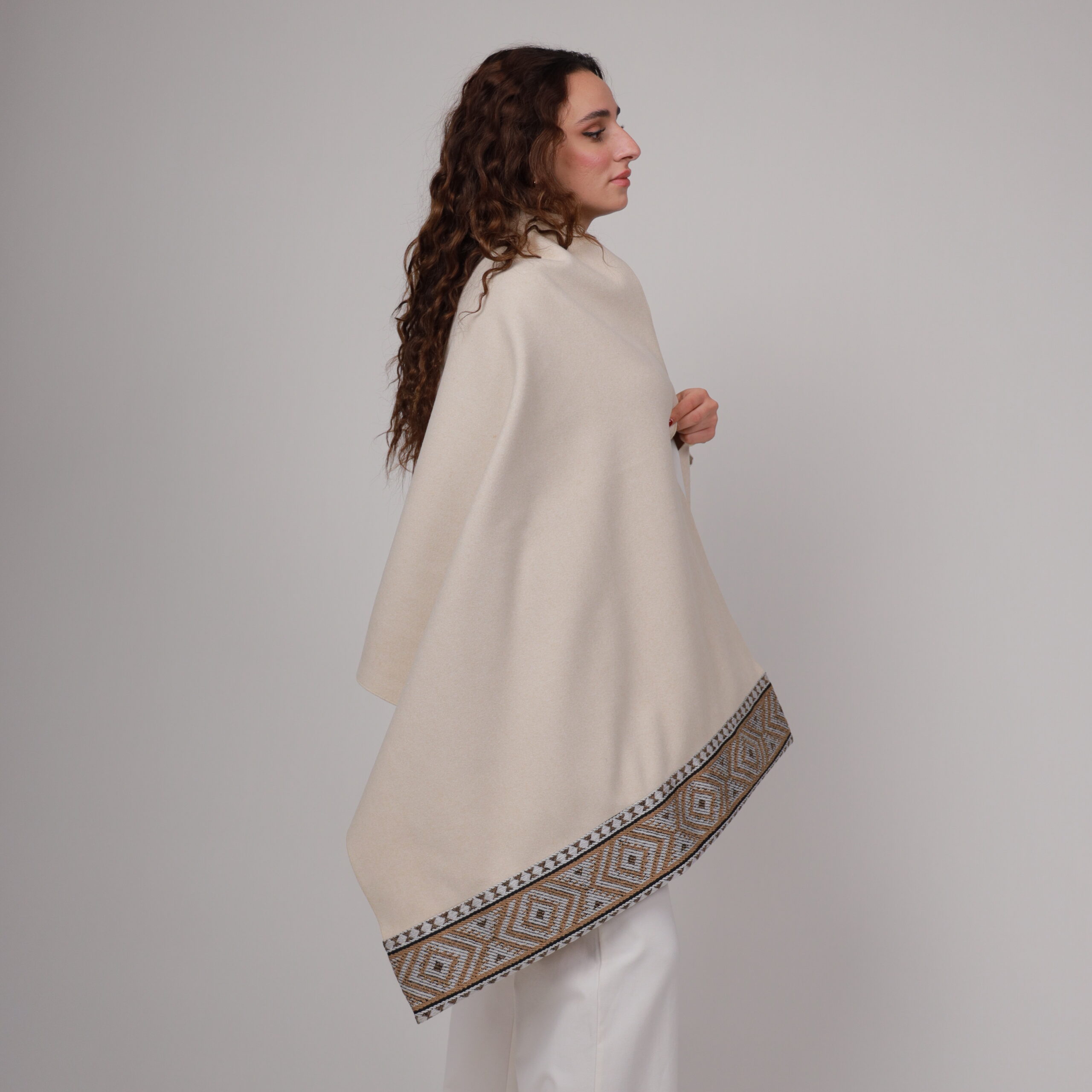 Elegant Beige Shawl - Image 2